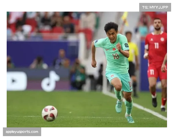 场边镜头:门兴主帅塞瓦内因抗议判罚吃到黄牌 场边镜头:门兴主帅塞瓦内因抗议判罚吃到黄牌